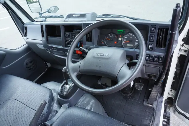 いすゞ エルフ 2RG-NJR88AN(2WD)の写真3