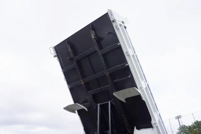 いすゞ エルフ 2RG-NJR88AN(2WD)の写真26