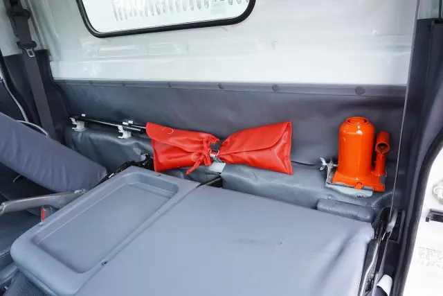 いすゞ エルフ 2RG-NJR88AN(2WD)の写真49