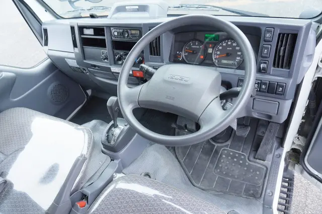いすゞ エルフ 2RG-NJR88A(2WD)の写真3