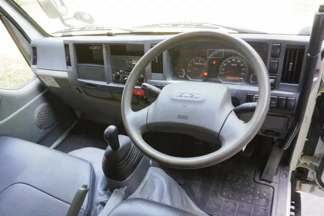 いすゞ エルフ TPG-NKR85AD(2WD)の写真3