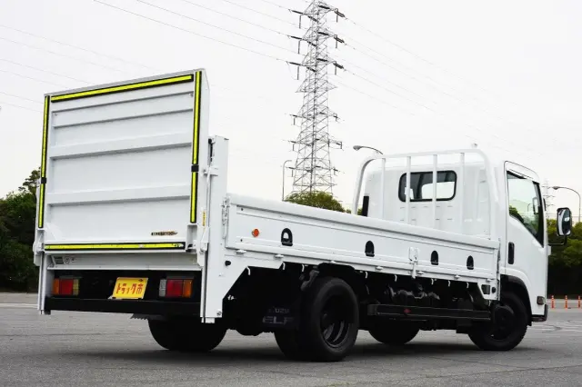いすゞ エルフ BKG-NLR85AR(2WD)の写真2