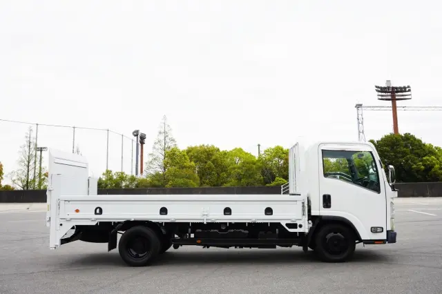 いすゞ エルフ BKG-NLR85AR(2WD)の写真9