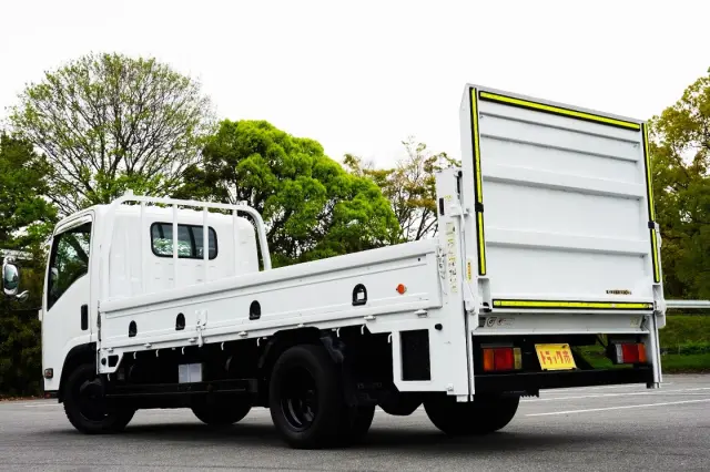 いすゞ エルフ BKG-NLR85AR(2WD)の写真11