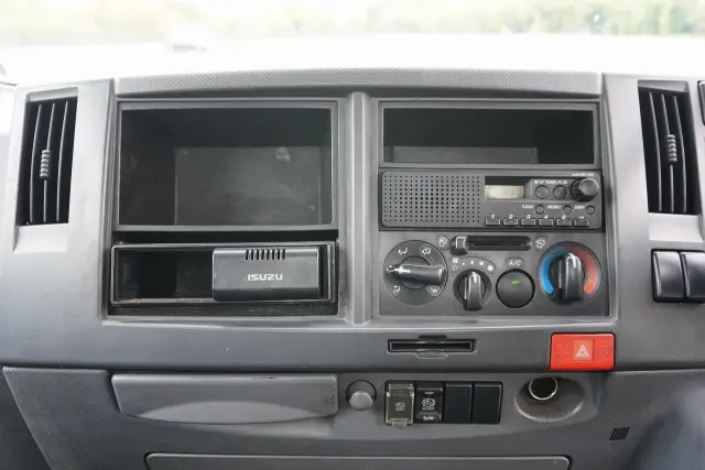 いすゞ エルフ BKG-NLR85AR(2WD)の写真41