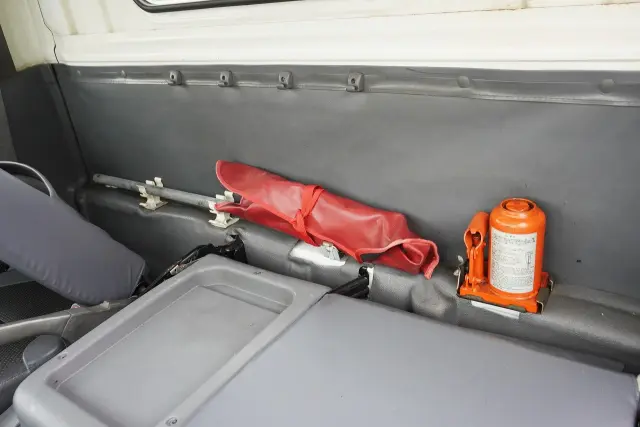 いすゞ エルフ BKG-NLR85AR(2WD)の写真48