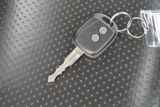 いすゞ エルフ BKG-NLR85AR(2WD)の写真49