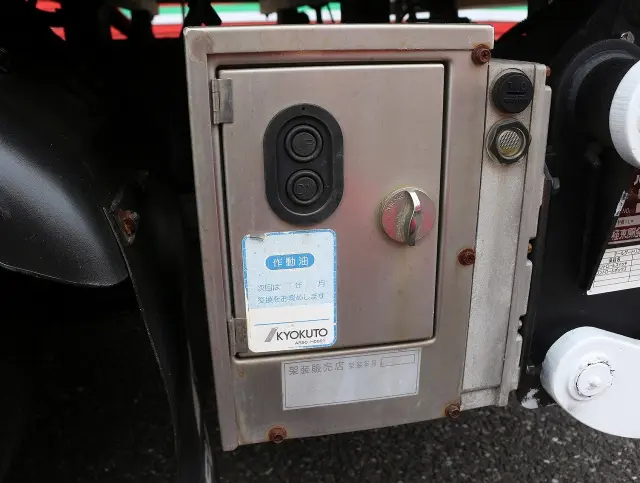 三菱 キャンター TPG-FBA00(2WD)の写真9