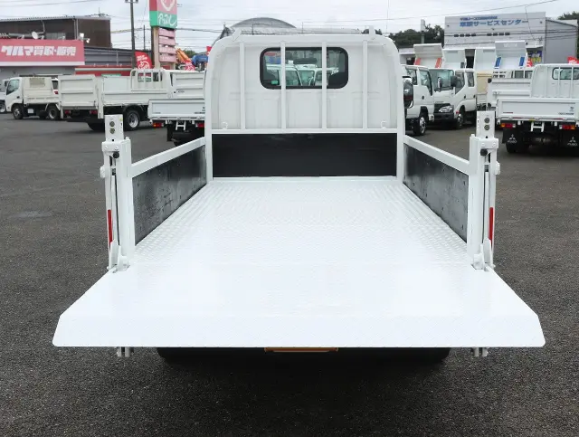 いすゞ エルフ 2RG-NJR85A(2WD)の写真24