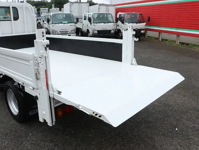 いすゞ エルフ 2RG-NJR85A(2WD)の写真30