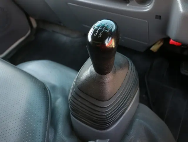 いすゞ エルフ BKG-NKR85AD(2WD)の写真36