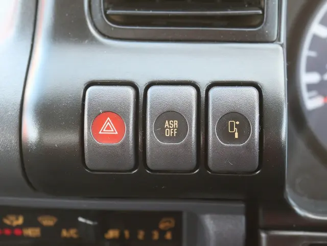 いすゞ エルフ PB-NKR81AD(2WD)の写真43