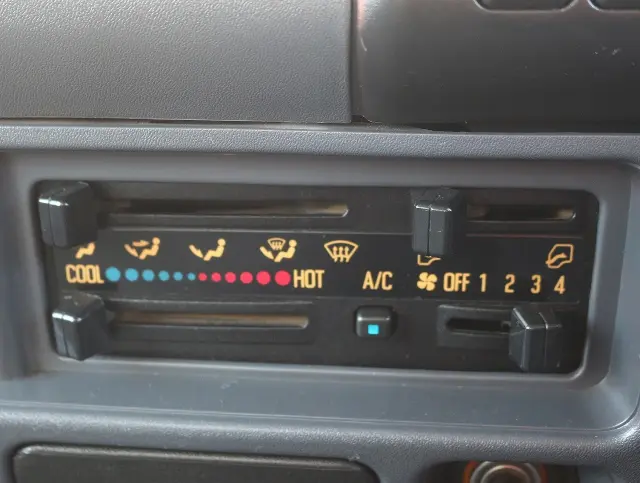 いすゞ エルフ PB-NKR81AD(2WD)の写真44