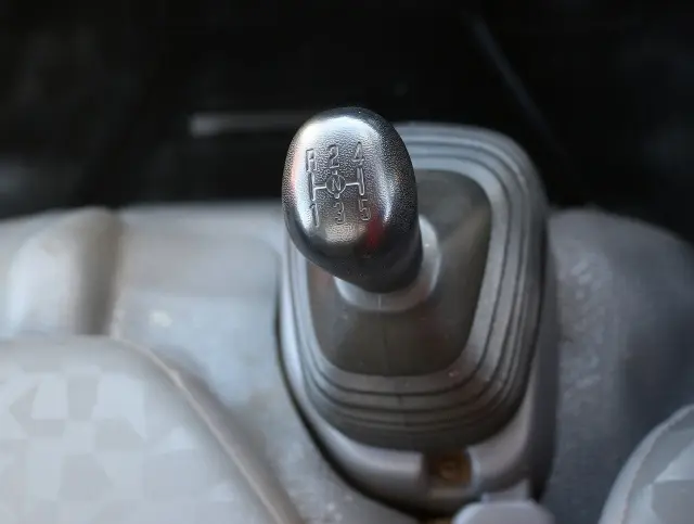 いすゞ エルフ PB-NKR81AD(2WD)の写真45