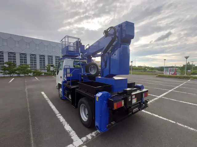 いすゞ エルフ BKG-NKR85N(2WD)の写真2