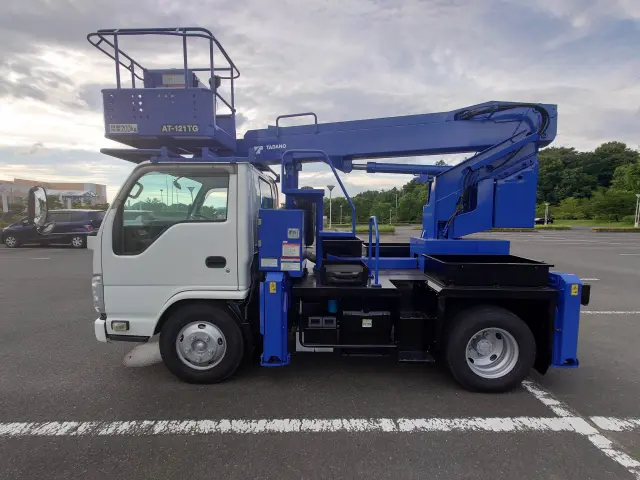 いすゞ エルフ BKG-NKR85N(2WD)の写真3