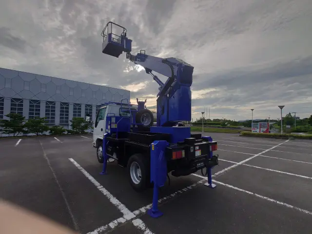 いすゞ エルフ BKG-NKR85N(2WD)の写真15