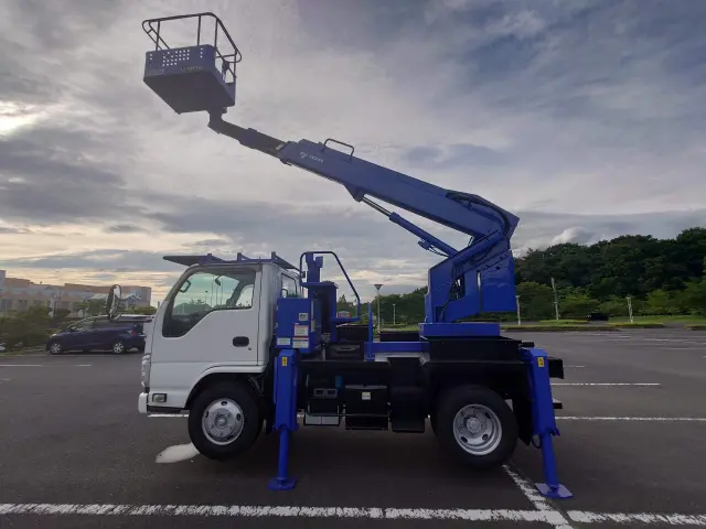 いすゞ エルフ BKG-NKR85N(2WD)の写真16