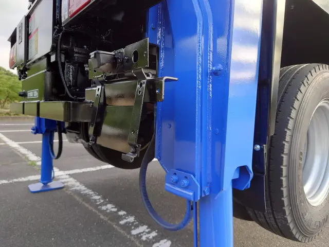 いすゞ エルフ BKG-NKR85N(2WD)の写真25