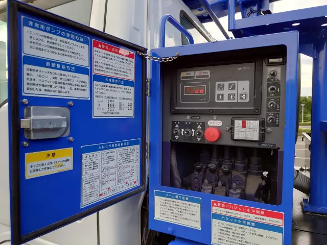 いすゞ エルフ BKG-NKR85N(2WD)の写真41