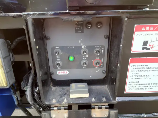 いすゞ エルフ BKG-NKR85N(2WD)の写真42