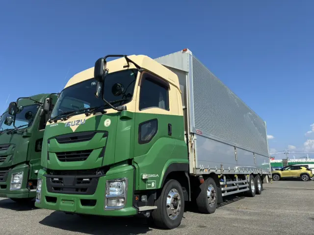 いすゞ ギガ QKG-CYJ77B(8x4)の写真1