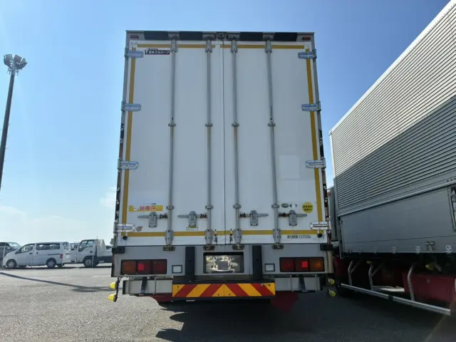 いすゞ ギガ QKG-CYJ77B(8x4)の写真6