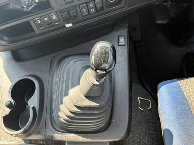 いすゞ ギガ QKG-CYJ77B(8x4)の写真13