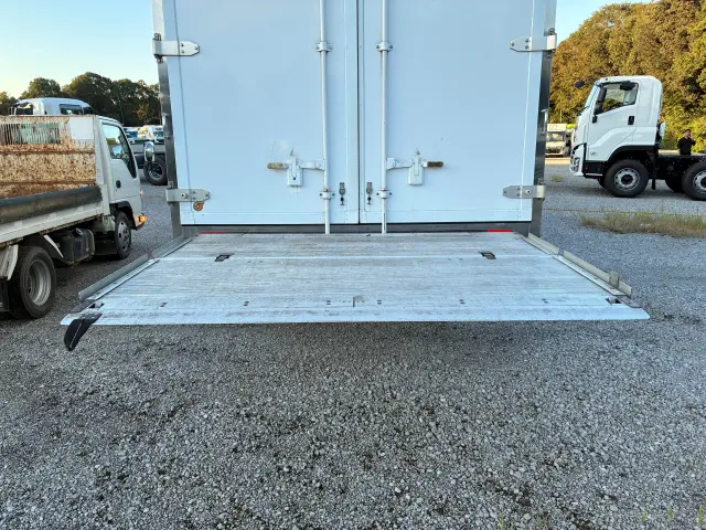 いすゞ フォワード 2PG-FRR90S2(2WD)の写真16