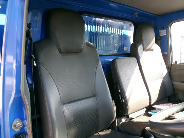 いすゞ エルフ BDG-NKR85AD(2WD)の写真10