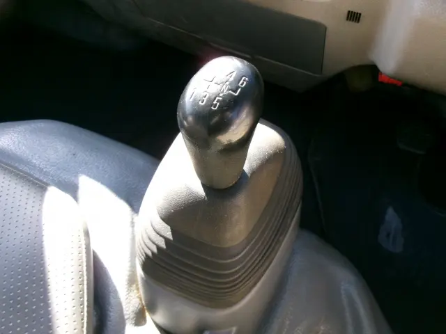 いすゞ エルフ BDG-NKR85AD(2WD)の写真15