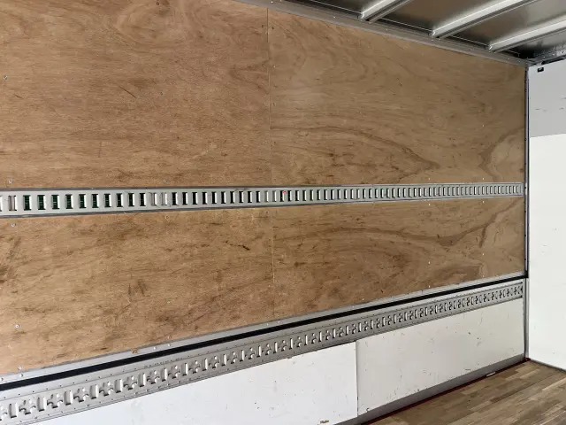 いすゞ フォワード 2RG-FRR90T2(2WD)の写真32