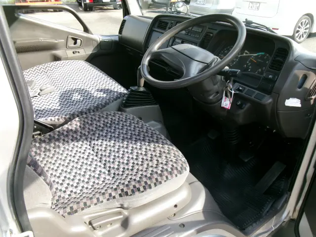 三菱 キャンターガッツ KC-FB501B(2WD)の写真9