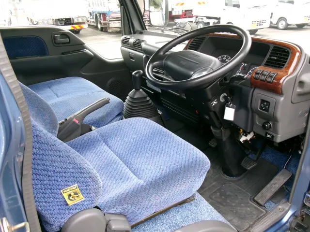 いすゞ エルフ KR-NKR81EA(2WD)の写真9