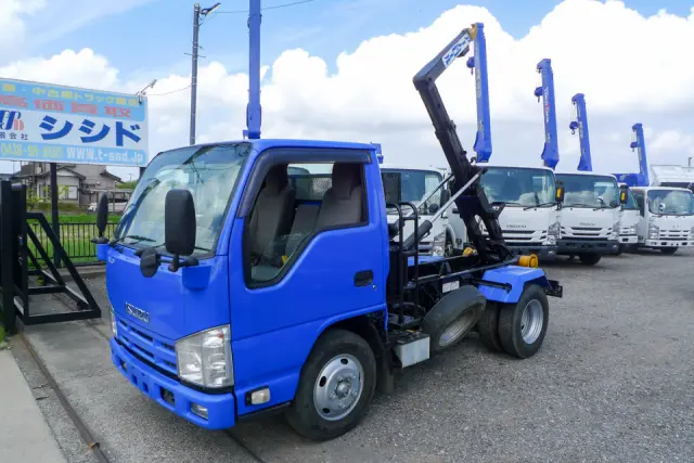 いすゞ エルフ TKG-NKR85A(2WD)の写真1