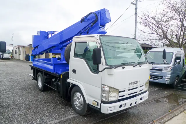 いすゞ エルフ BKG-NKR85N(2WD)の写真3