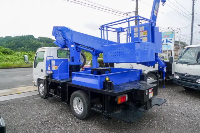 いすゞ エルフ BKG-NKR85N(2WD)の写真5