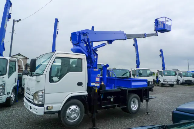 いすゞ エルフ BKG-NKR85N(2WD)の写真9