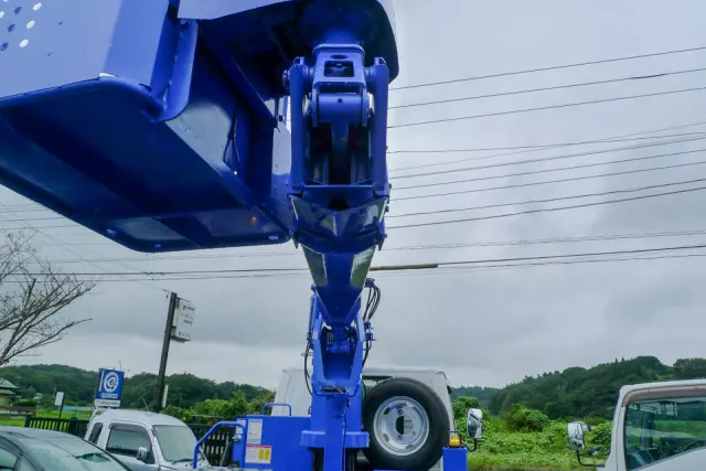 いすゞ エルフ BKG-NKR85N(2WD)の写真16