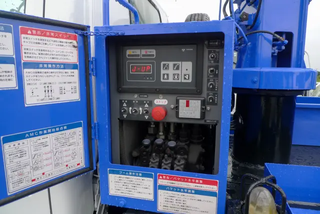 いすゞ エルフ BKG-NKR85N(2WD)の写真25