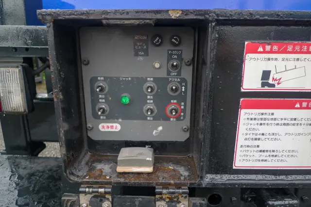 いすゞ エルフ BKG-NKR85N(2WD)の写真26