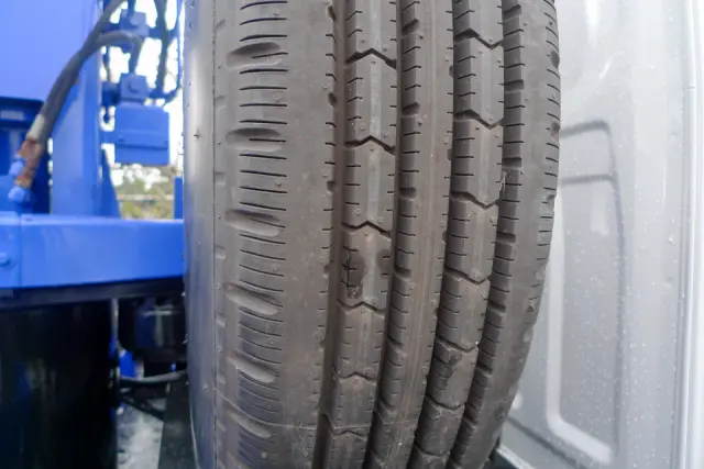 いすゞ エルフ BKG-NKR85N(2WD)の写真29