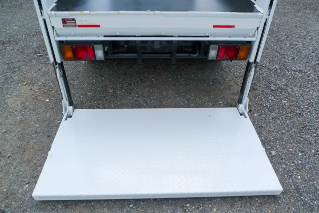 いすゞ エルフ 2RG-NJR88A(2WD)の写真9