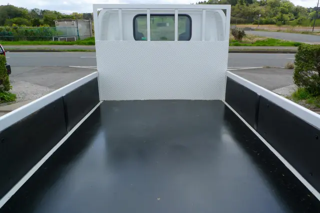 いすゞ エルフ 2RG-NJR88A(2WD)の写真10