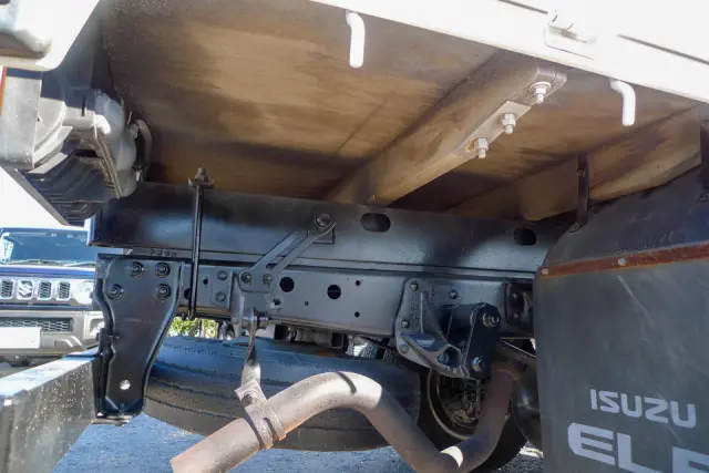 いすゞ エルフ BKG-NKR85R(2WD)の写真25