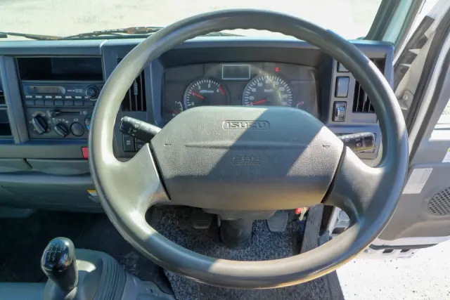 いすゞ エルフ BKG-NKR85R(2WD)の写真32