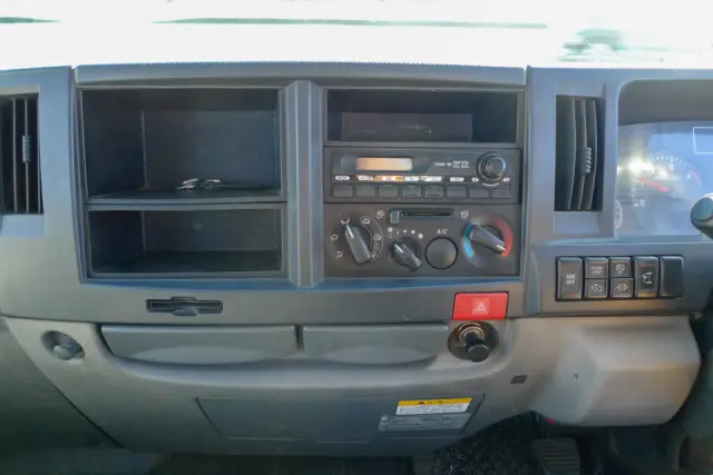 いすゞ エルフ BKG-NKR85R(2WD)の写真33