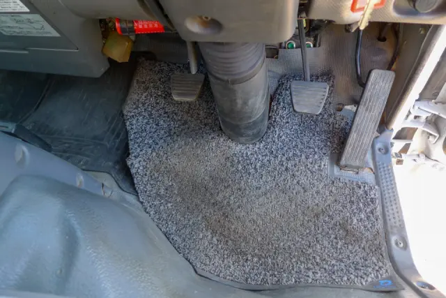 いすゞ エルフ BKG-NKR85R(2WD)の写真34