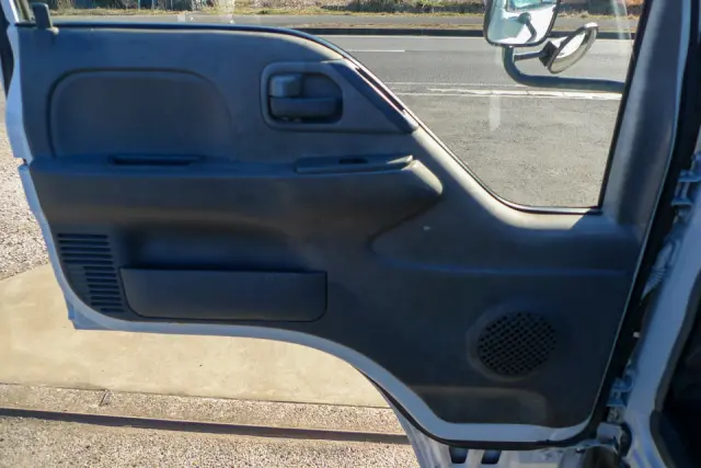 いすゞ エルフ BKG-NKR85R(2WD)の写真35