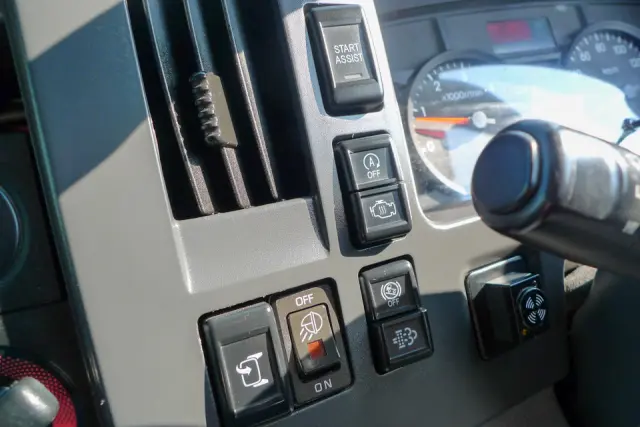 いすゞ エルフ 2RG-NPR88YN(2WD)の写真35